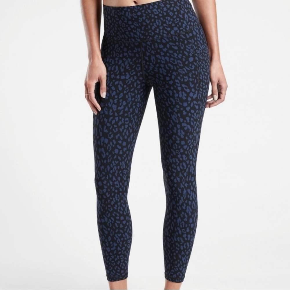 Athleta Salutation Stash II 7/8 legging